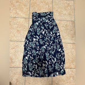 High waist floral print skirt.